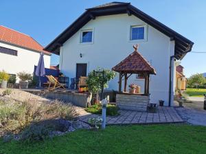 Charming village house with patio and garden外面的花园