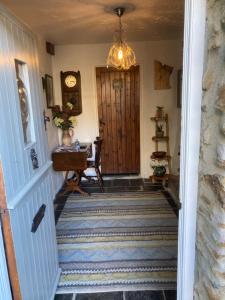特鲁罗Bissick Old Mill Suite的走廊上设有木门楼梯