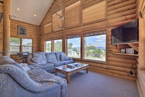 PiochePioche Family Cabin with View - Walk to Main St!的客厅配有两张沙发和一张桌子