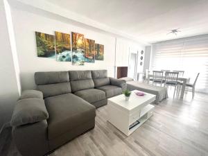 维拉加尔西亚·德·阿劳萨Apartamento Vilagarcía de Arousa -Playa 7 - Rías Baixas的客厅配有沙发和桌子