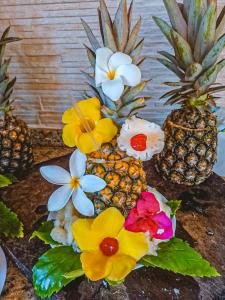嘎林海斯港Pousada Maraoka的桌上放着一束 ⁇ 萝和鲜花