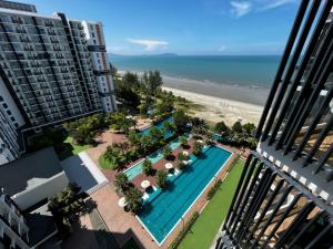 PUTEH Timurbay Beachfront Private Suite Kuantan内部或周边泳池景观