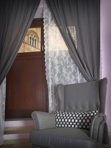 奥维多Appartamenti Pistrella的靠窗前的沙发,窗帘