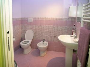 奥维多Appartamenti Pistrella的粉红色的浴室设有卫生间和水槽