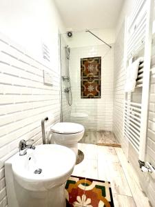 莱切Eccelsoleccese的浴室配有白色卫生间和盥洗盆。