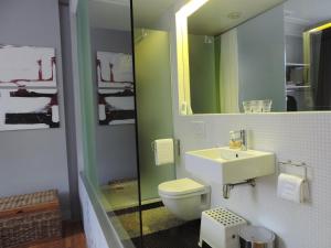 鲁汶B&B Lodging At 8的一间带卫生间、水槽和镜子的浴室