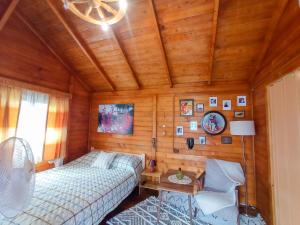 阿加皮亚Casa La Agapia的木制客房内的一间卧室,配有一张床