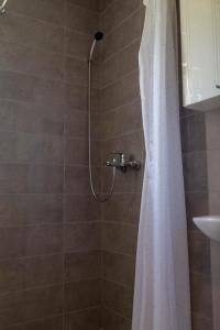 ProzorApartmani Mia的浴室内配有白色淋浴帘。