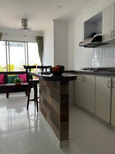 Apartamentos Playa Rodadero的厨房或小厨房