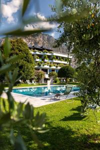 利莫内-苏尔加达拉菲奥里塔酒店的一座带游泳池和大楼的度假村
