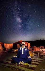 扎古拉Bivouac ZAGORA的一个人坐在星空下冥想