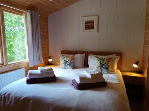 Birch Lodge, Pitlandie - Luxury 2 Bedroom Lodge with Sauna客房内的一张或多张床位