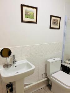 爱丁堡FABULOUS 2BED 2BATH Ground Floor SERVICED ACCOMMODATION Near CITY的白色的浴室设有水槽和卫生间。