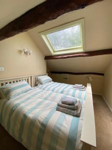 Lavender Cottage - 18th Century Characterful Space的一间卧室设有两张床和窗户。