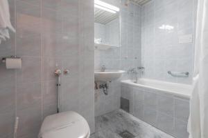查科韦茨公园酒店的浴室配有卫生间、盥洗盆和浴缸。