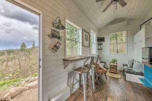 阿尔托Mountaintop Cabin Views, 14 Mi to Ski Apache的一个小房子,有柜台和窗户