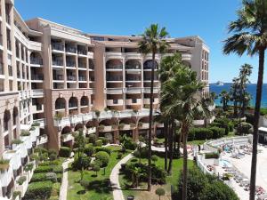 戛纳Appartement Palm d'Azur的阳台享有度假村的景致。