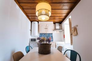 奥比多斯Casa Amarela的厨房里摆放着盆栽植物的桌子