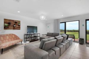 沃特桑德海滩Capistrano 103的带沙发和电视的客厅