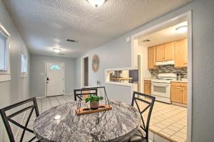 彭萨科拉Convenient Pensacola Home with Deck and Fire Pit!的厨房以及带桌椅的用餐室。