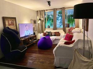 圣保罗Family Hostel的带沙发和电视的客厅