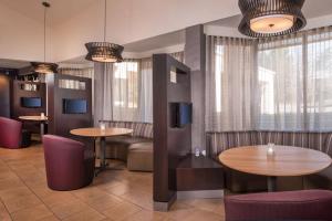 哥伦比亚哥伦比亚万怡酒店的餐厅设有2张桌子和椅子以及窗户。