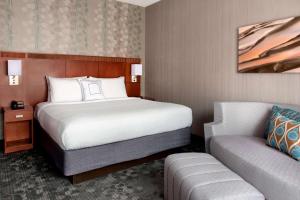 惠帕尼Sonesta Select Whippany Hanover的酒店客房,配有床和沙发