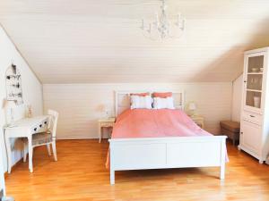 蒂蒂湖-新城Romantic Style Apartment Titisee的一间卧室配有一张床、一张桌子和一个吊灯。