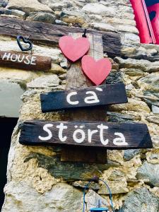 赫拉弗多纳Ca Storta的石墙上带有两个心的标志