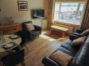 沃伦波因特Lough Álainn - Tourism NI Certified的客厅配有沙发、椅子和桌子