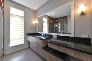 长滩岛One Hagdan Villas的一间带水槽和镜子的浴室
