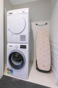 坎布里奇Hidden Lake Hotel & Apartments的洗衣机旁的洗衣机和烘干机