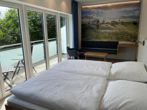 库克斯港Gästehaus Janßen的一间卧室设有一张床和一个大窗户