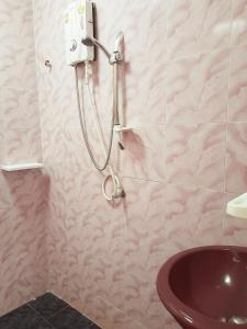卡伦海滩Sala Bua Room的带淋浴和盥洗盆的浴室