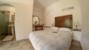 迪坡斯特兰La Buena Suerte的一间卧室设有一张大床和一个水槽