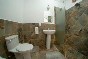 迪坡斯特兰La Buena Suerte的一间带卫生间和水槽的浴室