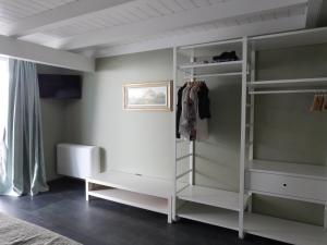 滨海波利尼亚诺Suite Minerva的配有白色架子的步入式衣柜