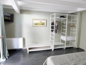 滨海波利尼亚诺Suite Minerva的配有一张床的房间里的一个白色衣柜
