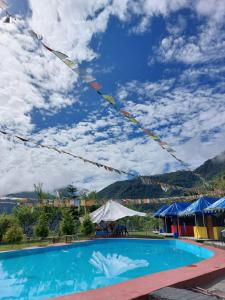 穆索里Mussoorie Camp Resort的一座山地游泳池