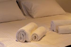 恩泽万מול ההר的床上有两条滚毛巾