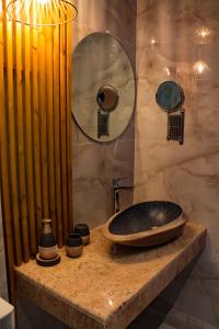 卢特拉艾季普苏Artemision的一间带水槽和镜子的浴室