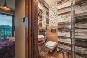 布科维纳-塔钱斯卡Pod Gontem的浴室设有木墙和卫生间。