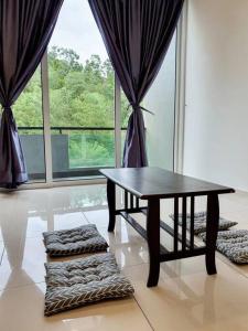 振林山Villa near Bukit Indah / Eco Botanic / Legoland / Horizon Hill的一张桌子,位于一个设有大窗户的房间