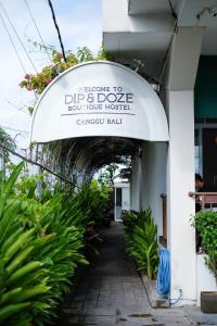 坎古Dip & Doze Boutique Hostel的浸染精品店的标志