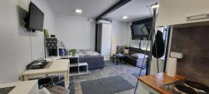 LenzingGemütliches Tiny Home mit 30m2 inklusive Kochmöglichkeit的小房间设有一张床和一张书桌