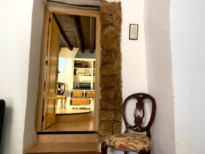 ChilluévarLa Cabieda - Junto al Río Cañamares - ideal para grupos y familias的一间带椅子和一扇开放式门的房间
