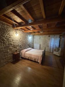 RoccamoriceLa casa di Zio Donato的一间卧室设有一张床和石墙