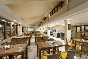 纳塔尔Hotel Marsol Beach Resort的一间在房间内配有桌椅的餐厅