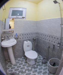 锡卡都Ringachan Guest House & Restaurant的一间带卫生间和水槽的浴室