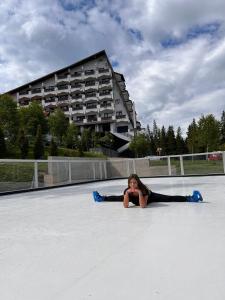 锡纳亚Hotel Pestera的躺在滑冰公园地面上的年轻女孩